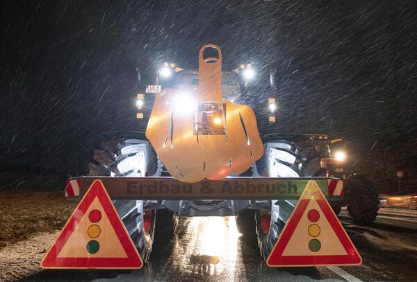 Трактор во время протестов - Sputnik Беларусь