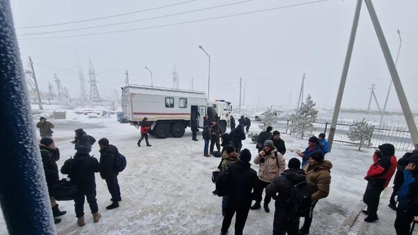 Эвакуация водителей-дальнобойщиков из снежного заноса в Жетысуской области Казахстана - Sputnik Беларусь