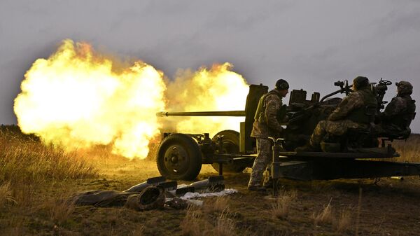 Украинские военнослужащие ведут артиллерийский огонь, архивное фото - Sputnik Беларусь