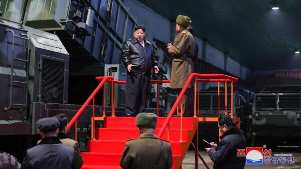 Лидер КНДР Ким Чен Ын во время посещения военных заводов - Sputnik Беларусь
