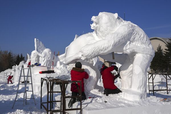 В зимнем парке в этом году возвели более двух тысяч скульптур, для чего использовали 250 тысяч кубометров льда и снега. - Sputnik Беларусь