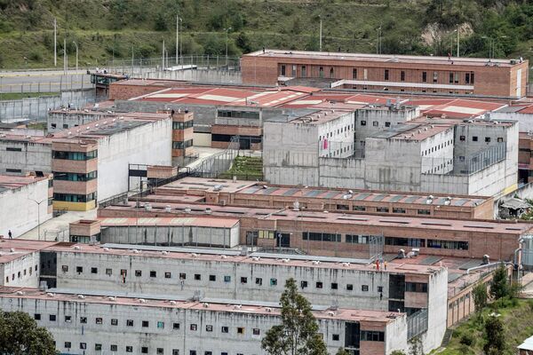 Заключенные на крыше тюрьмы Тури в Куэнке, Эквадор - Sputnik Беларусь