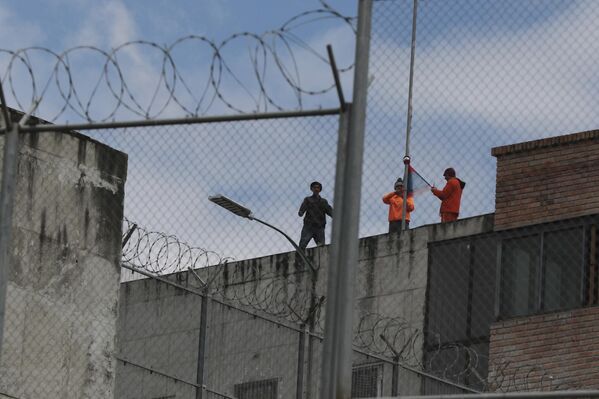 Заключенные на крыше тюрьмы Тури во время бунта заключенных в Куэнке, Эквадор - Sputnik Беларусь