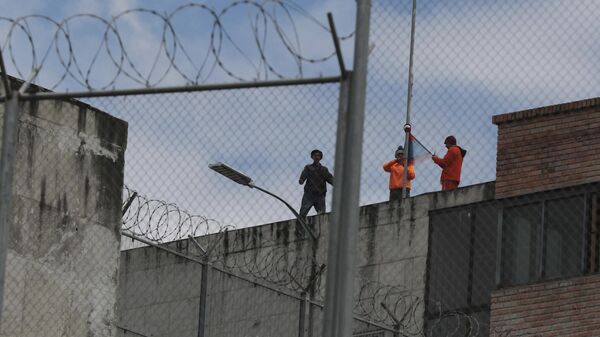 Заключенные на крыше тюрьмы Тури во время бунта заключенных в Куэнке, Эквадор - Sputnik Беларусь