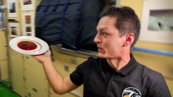 Космонавт показал, как на МКС готовят борщ – видео - Sputnik Беларусь