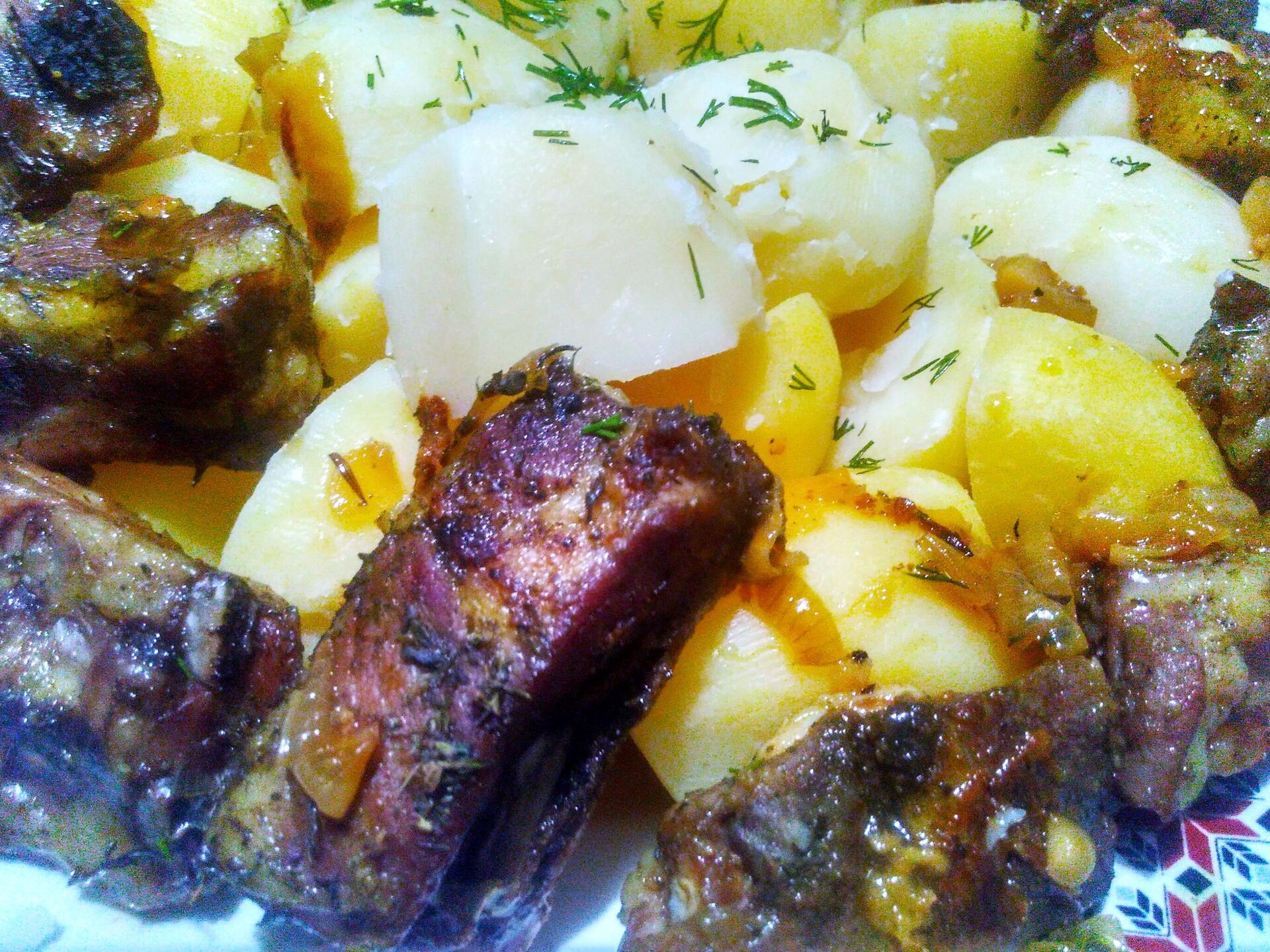 Свіныя скабкі, смажаныя з бульбай Свіныя скабкі, смажаныя з бульбай - Sputnik Беларусь, 1920, 13.02.2026