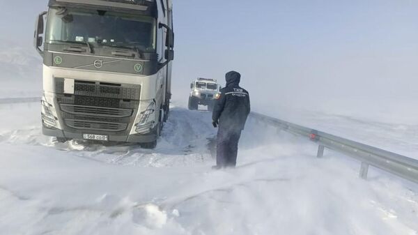Снежные заносы на дороге в Казахстане - Sputnik Беларусь