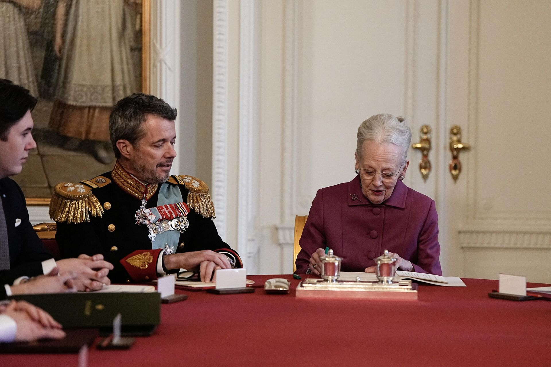Королева Дании Маргрете II (справа) подписывает декларацию об отречении от престола - Sputnik Беларусь, 1920, 14.01.2024