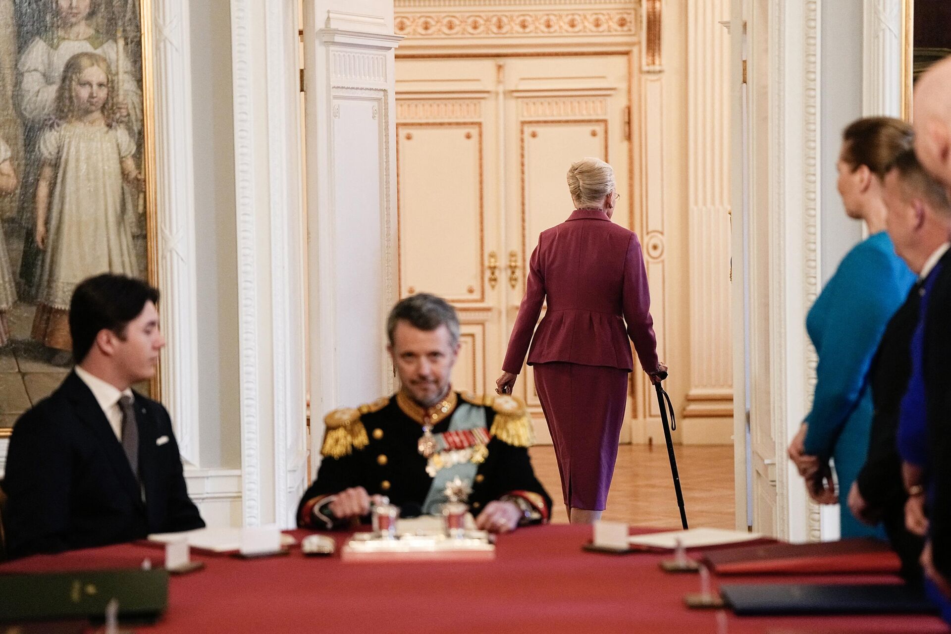 После подписания декларации об отречении королева Дании Маргрете II (справа) оставляет место во главе стола своему сыну, королю Дании Фредерику X - Sputnik Беларусь, 1920, 14.01.2024