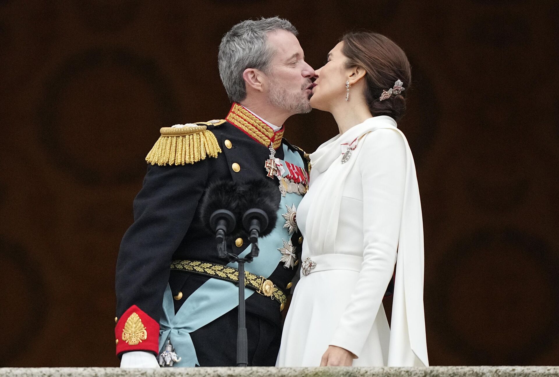 Король Дании Фредерик X целует свою жену, королеву Дании Марию, на балконе дворца Кристиансборг в Копенгагене, Дания, воскресенье, 14 января 2024 года - Sputnik Беларусь, 1920, 14.01.2024