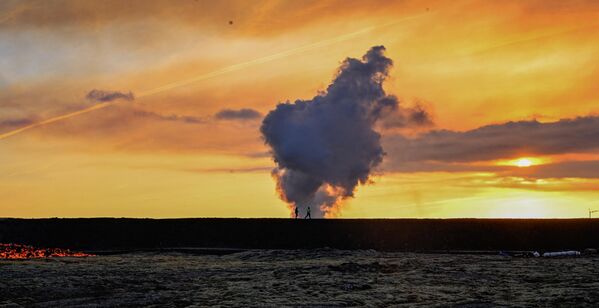 Клубы дыма видны на окраине юго-западного исландского города Гриндавик - Sputnik Беларусь
