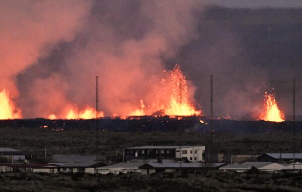 Взрывы лавы видны возле жилых домов в городе Гриндавик - Sputnik Беларусь
