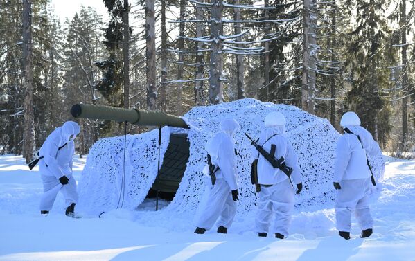 Военнослужащие инженерных войск ВС РФ во время маскировки полноразмерного пневмокаркасного макета танка Т-80. - Sputnik Беларусь