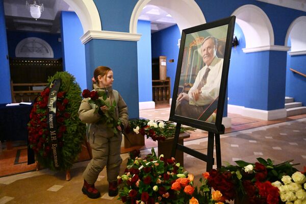 Девочка возлагает цветы к портрету Юрия Соломина в фойе Малого театра. - Sputnik Беларусь