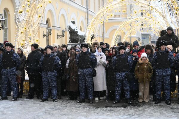 Люди во время выноса гроба с телом Юрия Соломина. - Sputnik Беларусь