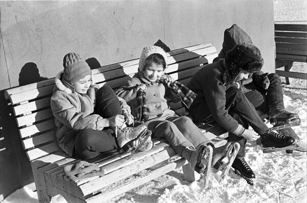 Дети на катке готовятся выйти на лед. Москва, январь 1973 года. - Sputnik Беларусь