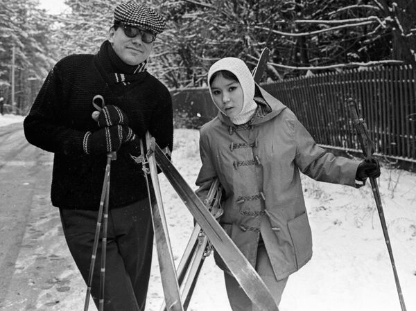 Кинорежиссер Андрей Михалков-Кончаловский (слева) с женой киноактрисой Натальей Аринбасаровой (справа) на лыжной прогулке - Sputnik Беларусь