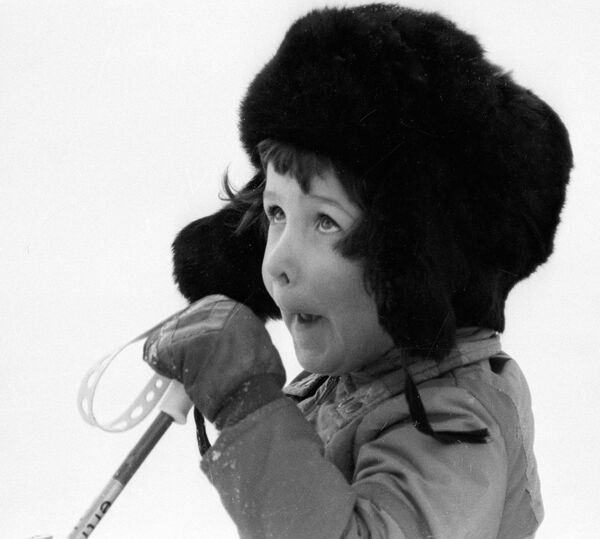 Ребенок катается на лыжах в зимний день - Sputnik Беларусь