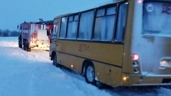 Спасатели Гродненщины дважды вытаскивали из снега школьные автобусы - Sputnik Беларусь