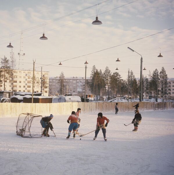 Жители города играют в хоккей на школьном катке - Sputnik Беларусь