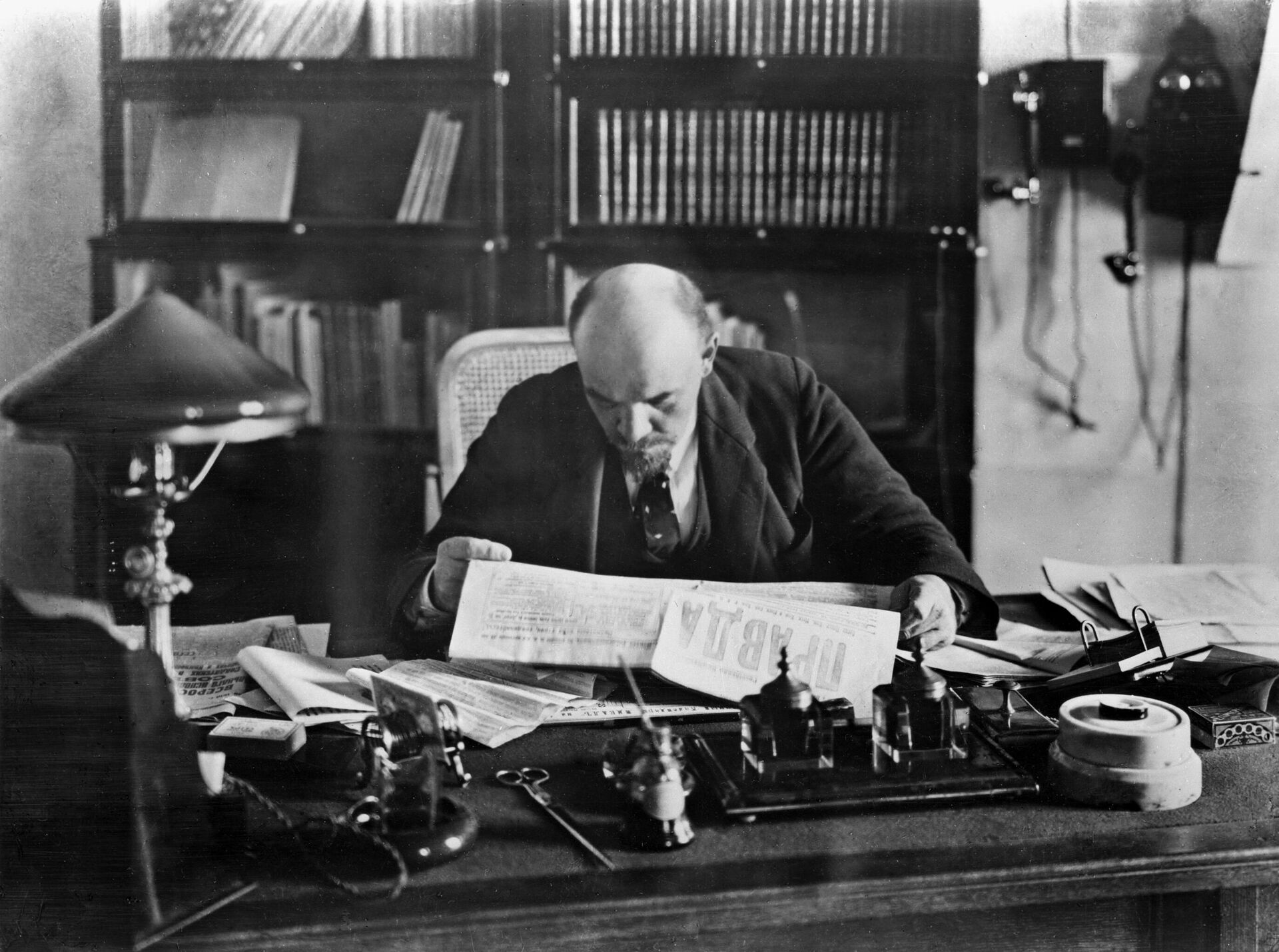 Владимир Ильич Ленин в своем кабинете в Кремле - Sputnik Беларусь, 1920, 17.01.2024