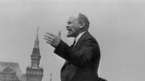 Владимир Ильич Ленин выступает с речью перед воинами Всеобуча (всеобщее военное обучение) во время парада на Красной площади 25 мая 1919 года - Sputnik Беларусь