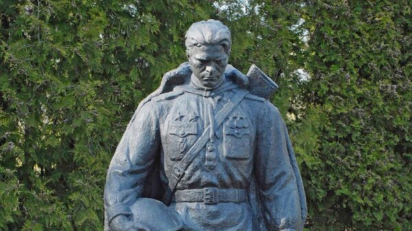 Памятник Воину-освободителю на Таллинском военном кладбище  - Sputnik Беларусь