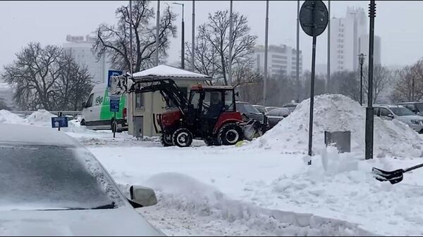 Сугробы по 20 см: минчане преодолевают очередной снегопад (видео) - Sputnik Беларусь