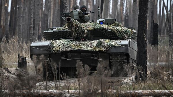 Боевая работа экипажей танков Т-80 в зоне СВО, архивное фото - Sputnik Беларусь