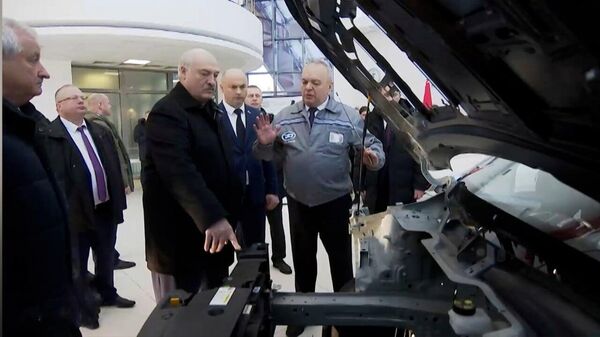 Лукашенко показали, какие запчасти в машинах БЕЛДЖИ белорусские и российские - Sputnik Беларусь