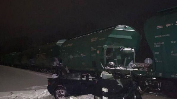 Легковой автомобиль столкнулся с грузовым поездом - Sputnik Беларусь