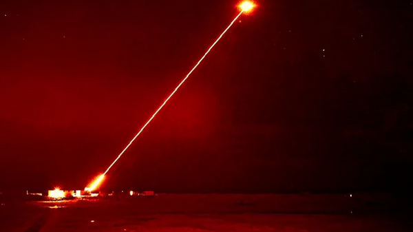 Испытание британского лазерного оружия дальнего действия DragonFire - Sputnik Беларусь