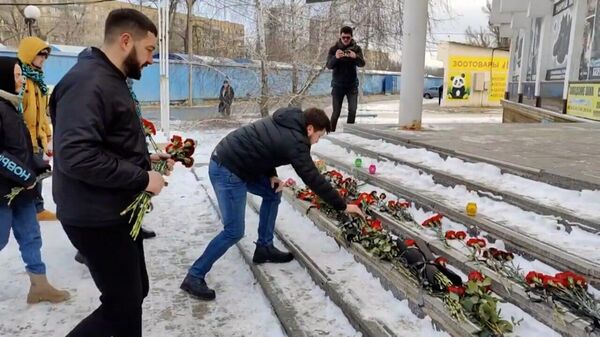 Жители Донецка несут цветы к месту гибели людей при обстреле рынка – видео - Sputnik Беларусь