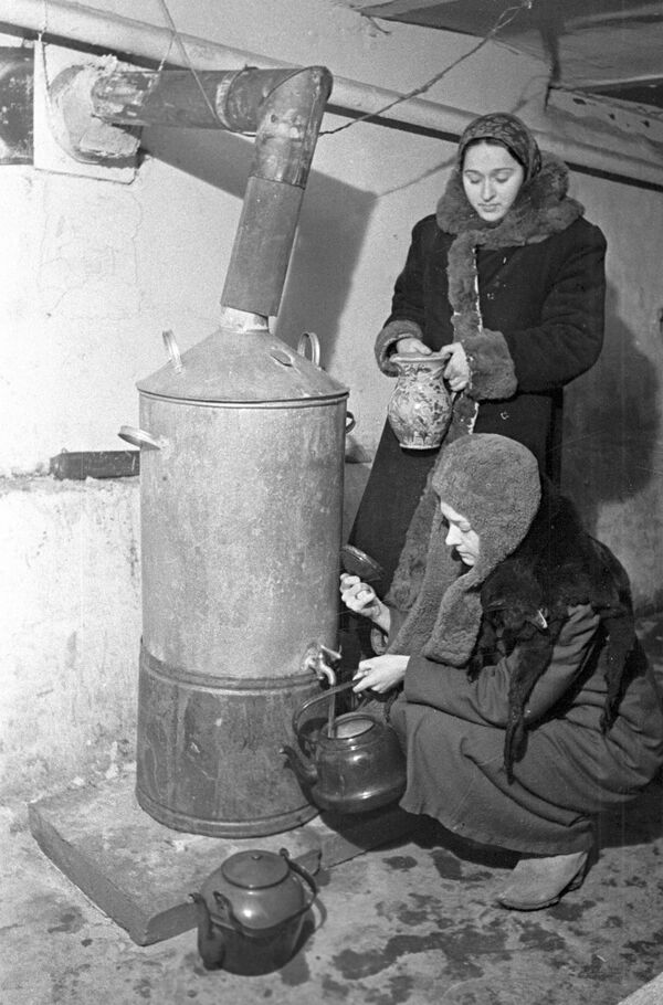 Жители блокадного Ленинграда получают горячую воду в подвале при домоуправлении. - Sputnik Беларусь