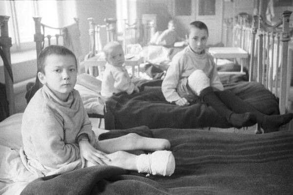 Дети, пострадавшие от немецко-фашистских обстрелов и бомбардировок, в одном из ленинградских госпиталей. - Sputnik Беларусь