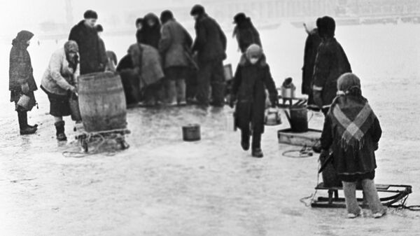 Жители блокадного Ленинграда берут воду из проруби на Неве - Sputnik Беларусь