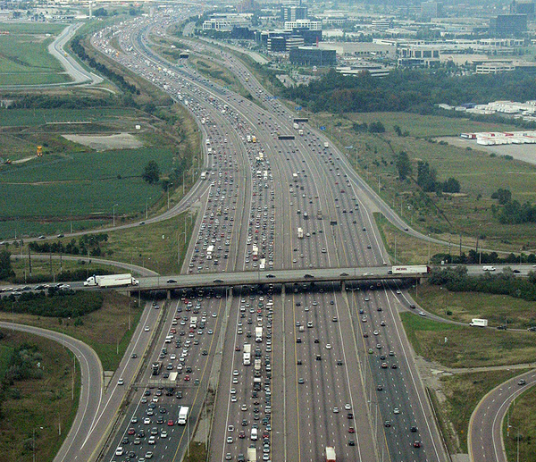 Онтарио Хайвей 401, известный также как &quot;Королевский Хайвей 401&quot; и просто &quot;Хайвей 401&quot;  — крупнейшая автомагистраль Канады. Она начинается на западе провинции Онтарио, от города Уинсор на границе с американским Детройтом, и заканчивается через 823 километра на востоке, на границе с Квебеком. Вместе с Квебекской автострадой 20ruen Онтарио Хайвей 401 образует главную магистраль автотранспортного коридора &quot;Квебек — Уинсор&quot;, вокруг которого живет более половины граждан Канады. На фото: одно из самых широких мест шоссе. - Sputnik Беларусь