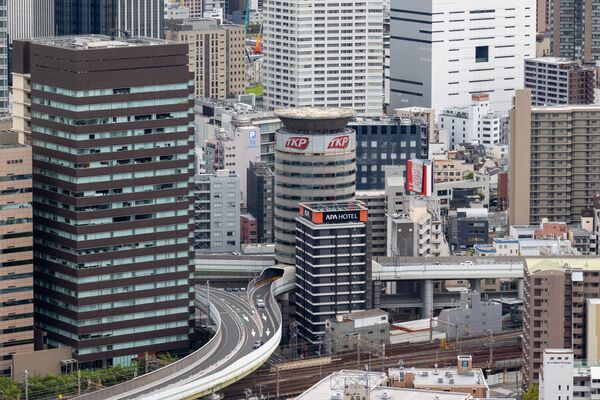 Скоростная автомагистраль Хансин (Hanshin Expressway) соединяет Осаку, Киото и Кобе в Японии. Города настолько густо населены и застроены зданиями, что в какой-то момент съезд со скоростной автомагистрали проходит прямо через здание. Этот съезд занимает три этажа 16-этажного здания Gate Tower Building. Шоссе отделено от стен барьером, который снижает шум и вибрацию. - Sputnik Беларусь