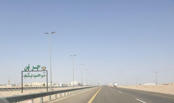 Шоссе 10 (Highway 10) – самая длинная прямая дорога в мире. Находится в Саудовской Аравии и ведет от деревни Харад в регионе Эль-Хаса до государственной границы. С обеих сторон шоссе – пустыня. Протяженность этой трассы – 256 километров. Шоссе 10 настолько идеально прямое, что даже на картах Google выглядит, как проведенная с помощью линейки ровная линия. Кстати, похожая дорога есть и в Австралии, но она короче – 146 километров. - Sputnik Беларусь