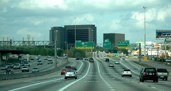 Автомагистраль между штатами 610 ( I-610 ) образует петлю длиной 38 миль (61 км) вокруг внутреннего городского сектора Хьюстона, штат Техас. Также известна как  Петля, Петля 610, Внутренняя петля или просто 610.  Это самая внутренняя из трех кольцевых дорог Хьюстона.  В местной прессе писали, что автострада &quot;представляет собой не только физическое, но и социальное и философское разделение&quot;.  - Sputnik Беларусь