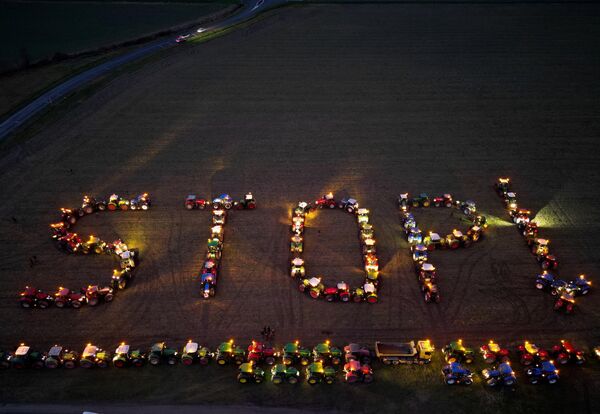 Вид с воздуха на тракторы, расположенные в виде надписи &quot;СТОП!&quot;. - Sputnik Беларусь