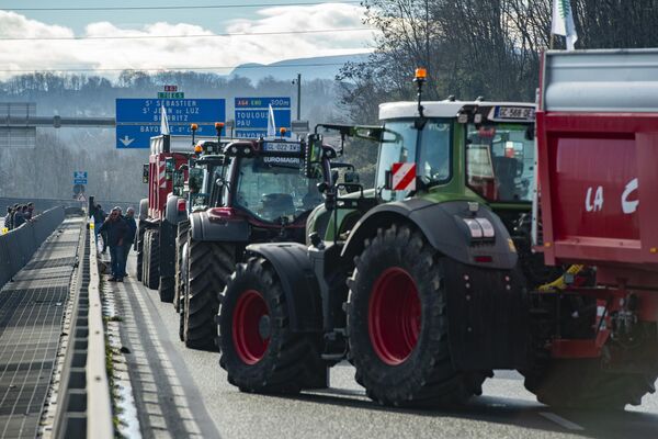 Французские фермеры блокируют виадук Юбера Тойя на шоссе в Байонне. - Sputnik Беларусь