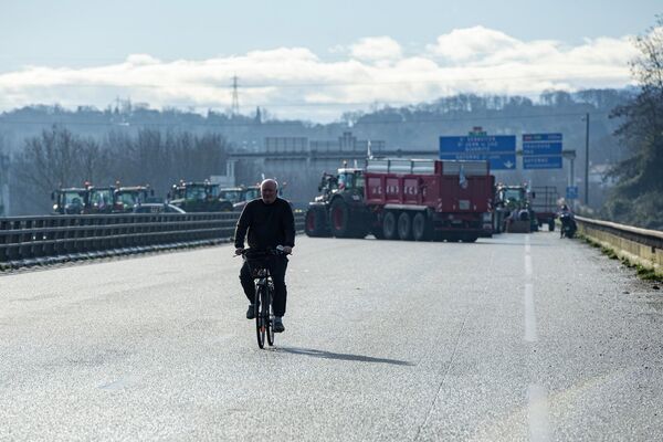 Мужчина едет на велосипеде по заблокированному виадуку. - Sputnik Беларусь