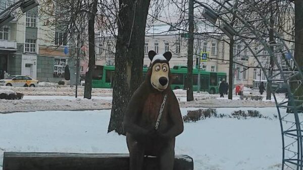 Скульптура по мотивам мультфильма Маша и медведь - медведь остался один - Sputnik Беларусь