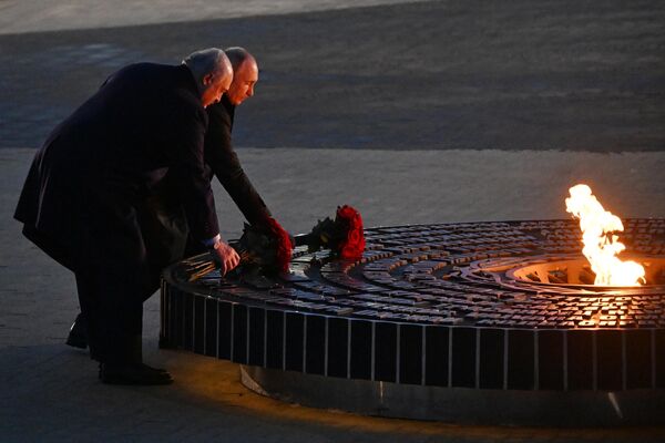 Владимир Путин и Александр Лукашенко возлагают цветы к Вечному огню на церемонии открытия мемориала . - Sputnik Беларусь