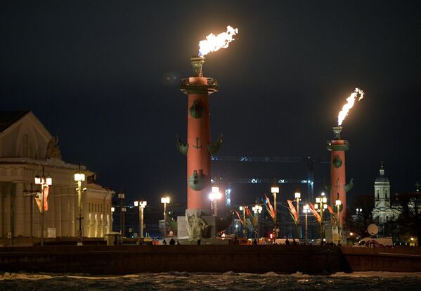 Зажжение факелов на Ростральных колоннах в Санкт-Петербурге - Sputnik Беларусь
