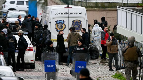 Турецкая судебно-медицинская полиция стоит перед церковью Санта-Мария после нападения в Стамбуле 28 января 2024 года - Sputnik Беларусь