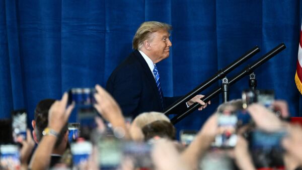 Бывший президент США и кандидат в президенты на выборах 2024 года Дональд Трамп выходит на сцену, чтобы выступить на митинге в Лас-Вегасе - Sputnik Беларусь