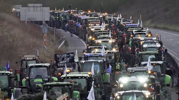 Париж в блокаде фермеров: тракторы и такси парализовали дороги (видео) - Sputnik Беларусь