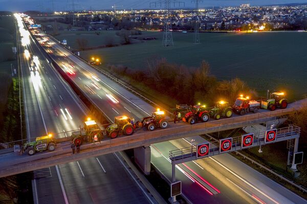 Тракторы фермеров на небольшом мосту через шоссе во Франкфурте, Германия. - Sputnik Беларусь